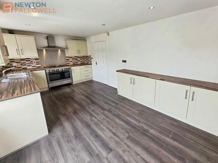3 bedroom Semi-detached house for sale in Kempton Road, Mansfield, NG18