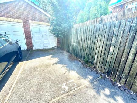 3 bedroom Semi-detached house to let in White Rose Avenue, Mansfield, NG18