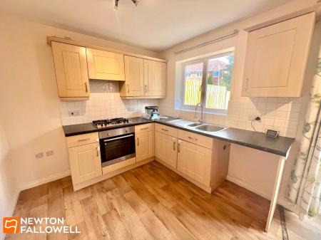 3 bedroom Semi-detached house to let in White Rose Avenue, Mansfield, NG18