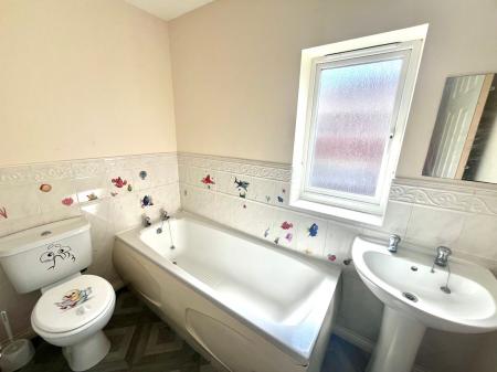 3 bedroom Semi-detached house to let in White Rose Avenue, Mansfield, NG18