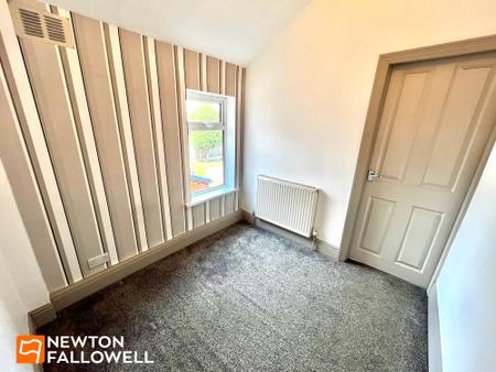 3 bedroom Terraced House for sale in Chesterfield Road South, Mansfield, NG19
