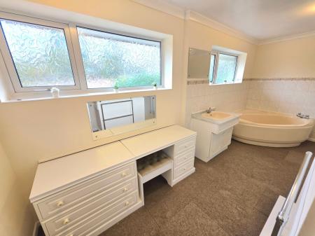 4 bedroom Detached house for sale in Southwell Road East, Rainworth, NG21