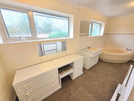 4 bedroom Detached house for sale in Southwell Road East, Rainworth, NG21