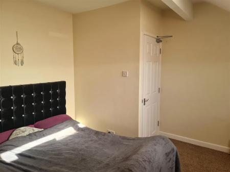 2 bedroom Flat to let in Station Road, Shirebrook, NG20