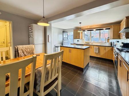 4 bedroom Semi-detached house for sale in Queensway, Forest Town, NG19