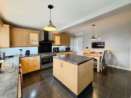 4 bedroom Semi-detached house for sale in Queensway, Forest Town, NG19