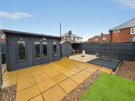 4 bedroom Semi-detached house for sale in Queensway, Forest Town, NG19