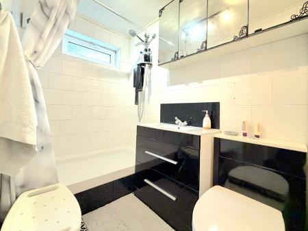 4 bedroom Semi-detached house for sale in Queensway, Forest Town, NG19