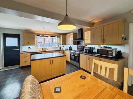 4 bedroom Semi-detached house for sale in Queensway, Forest Town, NG19
