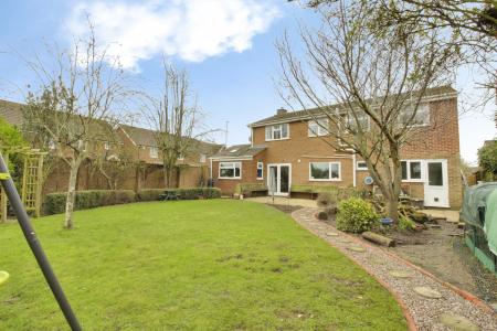 4 bedroom Detached house for sale in Hawthorn Close, Market Deeping, PE6