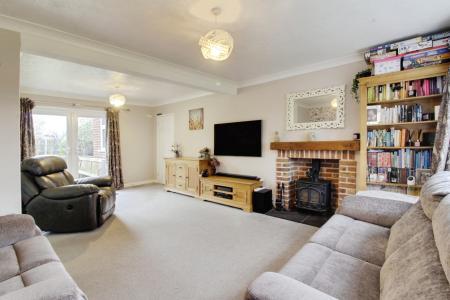 4 bedroom Detached house for sale in Hawthorn Close, Market Deeping, PE6