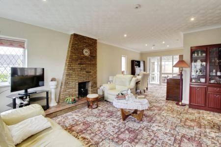 3 bedroom Detached bungalow for sale in Lindsey Avenue, Market Deeping, PE6