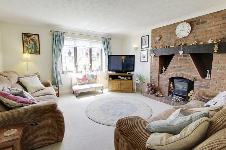 4 bedroom Detached house for sale in Meadway, Market Deeping, PE6