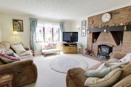 4 bedroom Detached house for sale in Meadway, Market Deeping, PE6