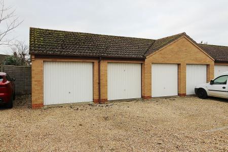 2 bedroom Flat to let in High Street, Market Deeping, PE6