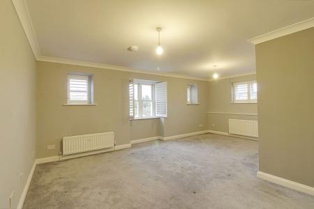 2 bedroom Flat to let in High Street, Market Deeping, PE6