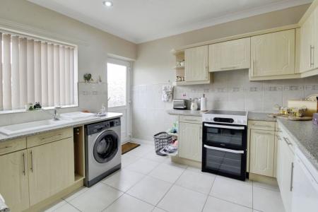 3 bedroom Detached bungalow for sale in Lindsey Avenue, Market Deeping, PE6
