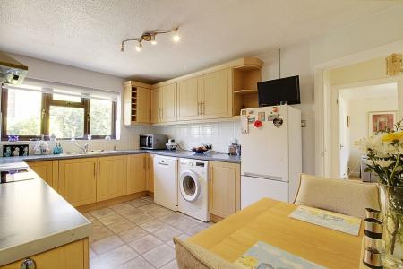 2 bedroom Detached bungalow for sale in Maxey Close, Market Deeping, PE6