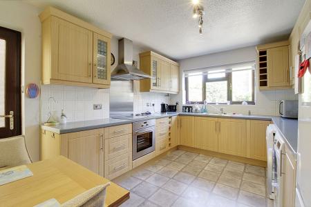 2 bedroom Detached bungalow for sale in Maxey Close, Market Deeping, PE6