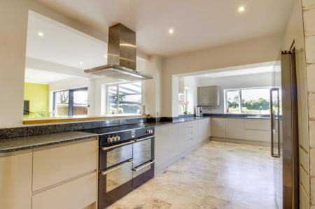 4 bedroom Detached house for sale in Meadow Road, Peakirk, PE6