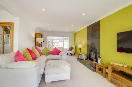 4 bedroom Detached house for sale in Meadow Road, Peakirk, PE6