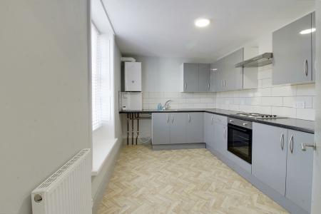 2 bedroom Flat to let in Church Street, Market Deeping, PE6