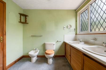 4 bedroom Detached house for sale in The Wonderful Waterside House, Ab Kettleby, LE14 3HT