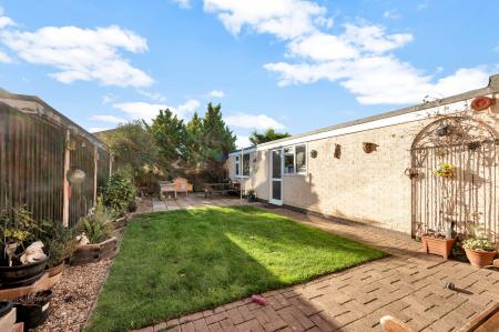 Spacious Home on Redbrook Crescent, Melton, LE13 0EU