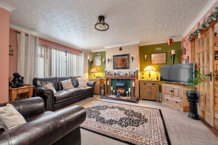 4 bedroom Detached house for sale in Spacious Home on Redbrook Crescent, Melton, LE13 0EU