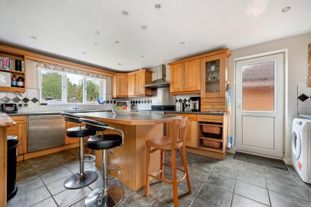 5 bedroom Detached house for sale in Annexe & Family Home on Delamare Road, Melton, LE13 1PL