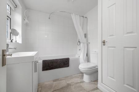 4 bedroom Detached house for sale in The Idyllic Kendon House, Waltham On The Wolds, LE14 4AJ