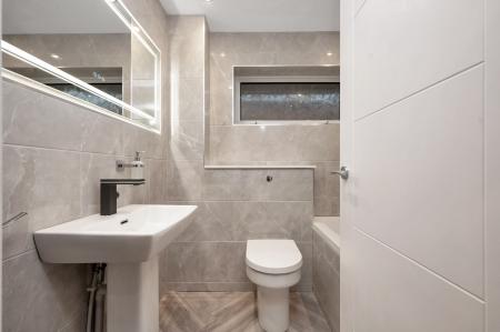 4 bedroom Detached house for sale in Stunning Refurbed Family Home on Waltham Rise, LE13 1EJ