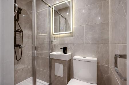 4 bedroom Detached house for sale in Stunning Refurbed Family Home on Waltham Rise, LE13 1EJ