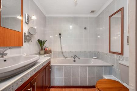 6 bedroom Detached house for sale in Welcome To The Substantial Windsor Road in Waltham, LE14 4AS