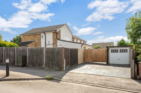 3 bedroom Detached house to let in Stunning Extended Home at Grange Drive, LE13 1EY