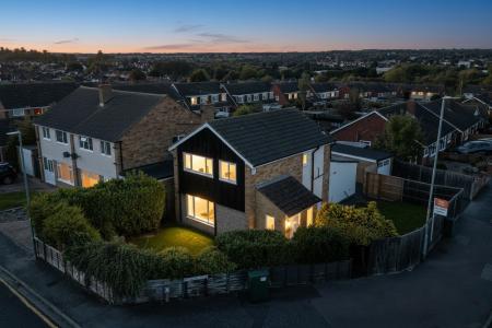 3 bedroom Detached house to let in Stunning Extended Home at Grange Drive, LE13 1EY