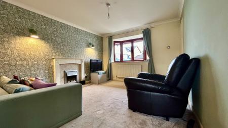 4 bedroom Semi-detached house to let in Willow Walk, Syston, Leicester, LE7