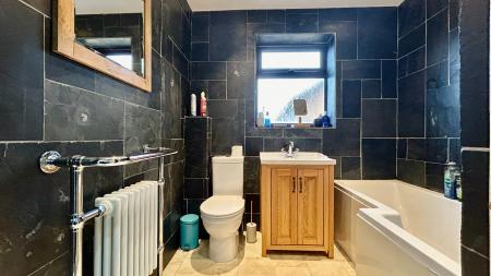 4 bedroom Semi-detached house to let in Willow Walk, Syston, Leicester, LE7