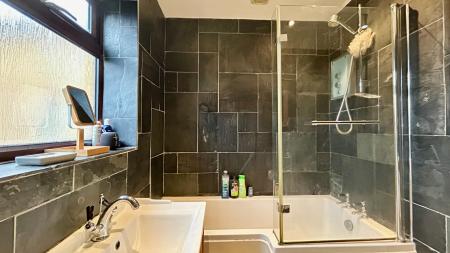 4 bedroom Semi-detached house to let in Willow Walk, Syston, Leicester, LE7