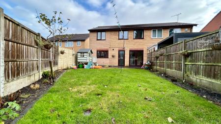 4 bedroom Semi-detached house to let in Willow Walk, Syston, Leicester, LE7