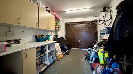 4 bedroom Semi-detached house to let in Willow Walk, Syston, Leicester, LE7