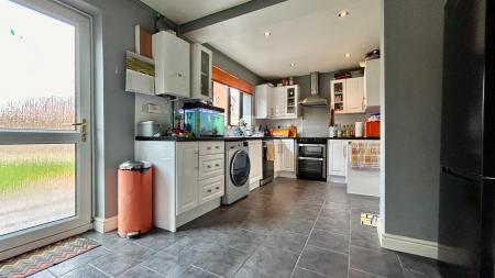 4 bedroom Semi-detached house to let in Willow Walk, Syston, Leicester, LE7