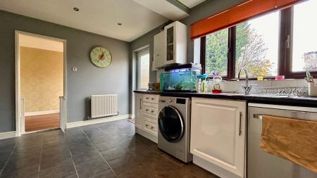 4 bedroom Semi-detached house to let in Willow Walk, Syston