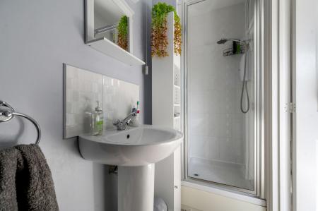 2 bedroom Flat for sale in Halifax Drive, Broome House, LE13