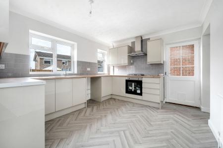 4 bedroom Detached house to let in Orchard Way, Syston, LE7