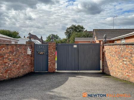 4 bedroom Detached bungalow for sale in Glovers Lane, Balderton