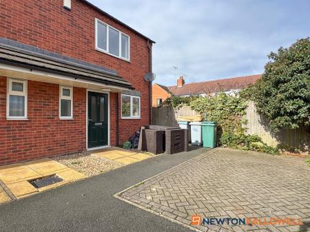 3 bedroom Semi-detached house for sale in Harrisons Way, Newark
