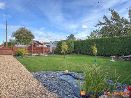 4 bedroom Detached bungalow for sale in Long Lane, Farndon