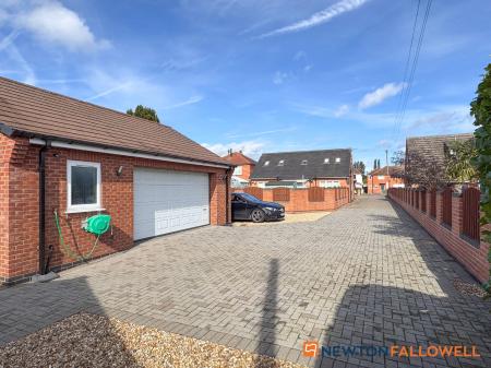 4 bedroom Detached bungalow for sale in Long Lane, Farndon