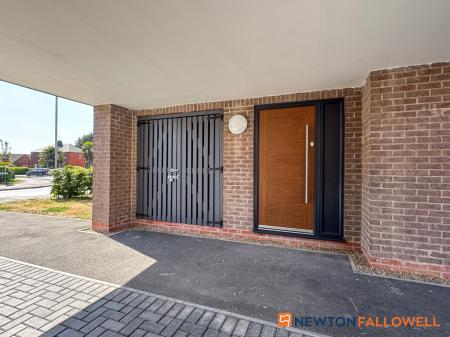 2 bedroom Flat for sale in Lord Hawke Way, Newark